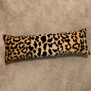 Leopard lumbar pillow